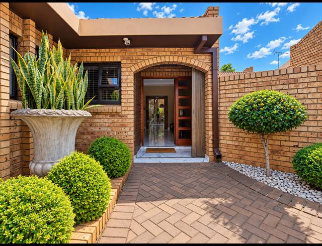 3 BEDROOM TOWNHOUSE FOR SALE IN VANDERBIJLPARK SW 5